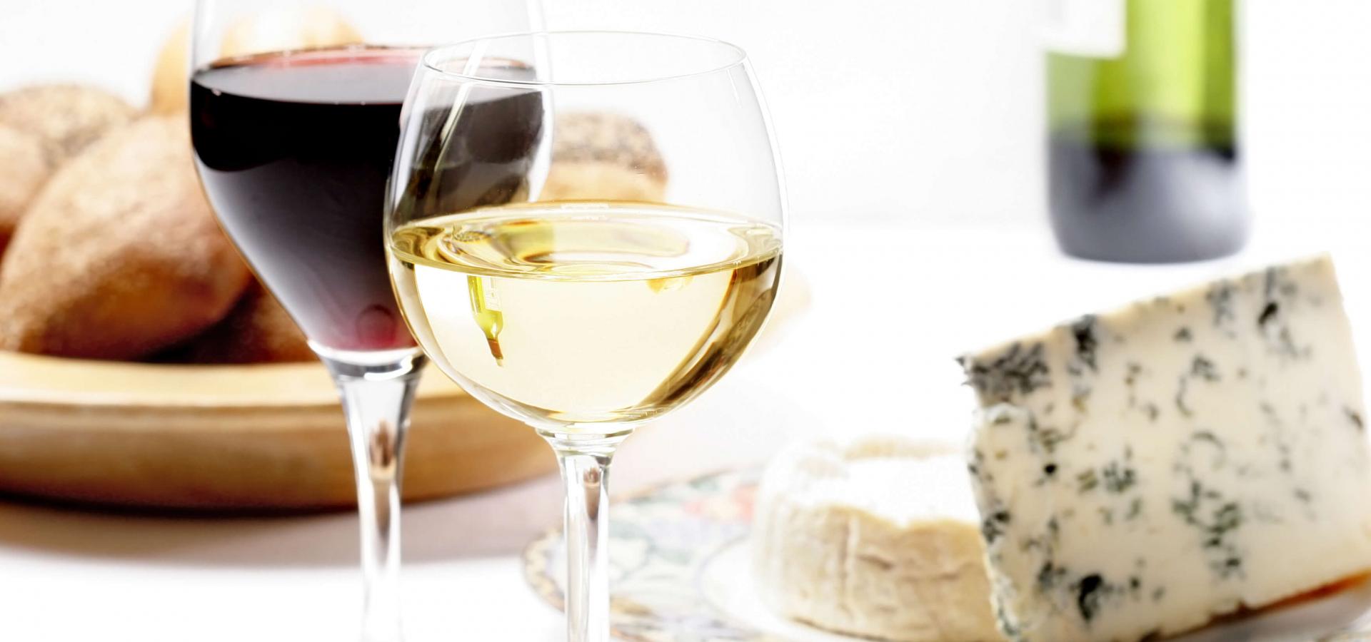 Smakbit ost och två glas vin - Foto Shutterstock / VisitTo