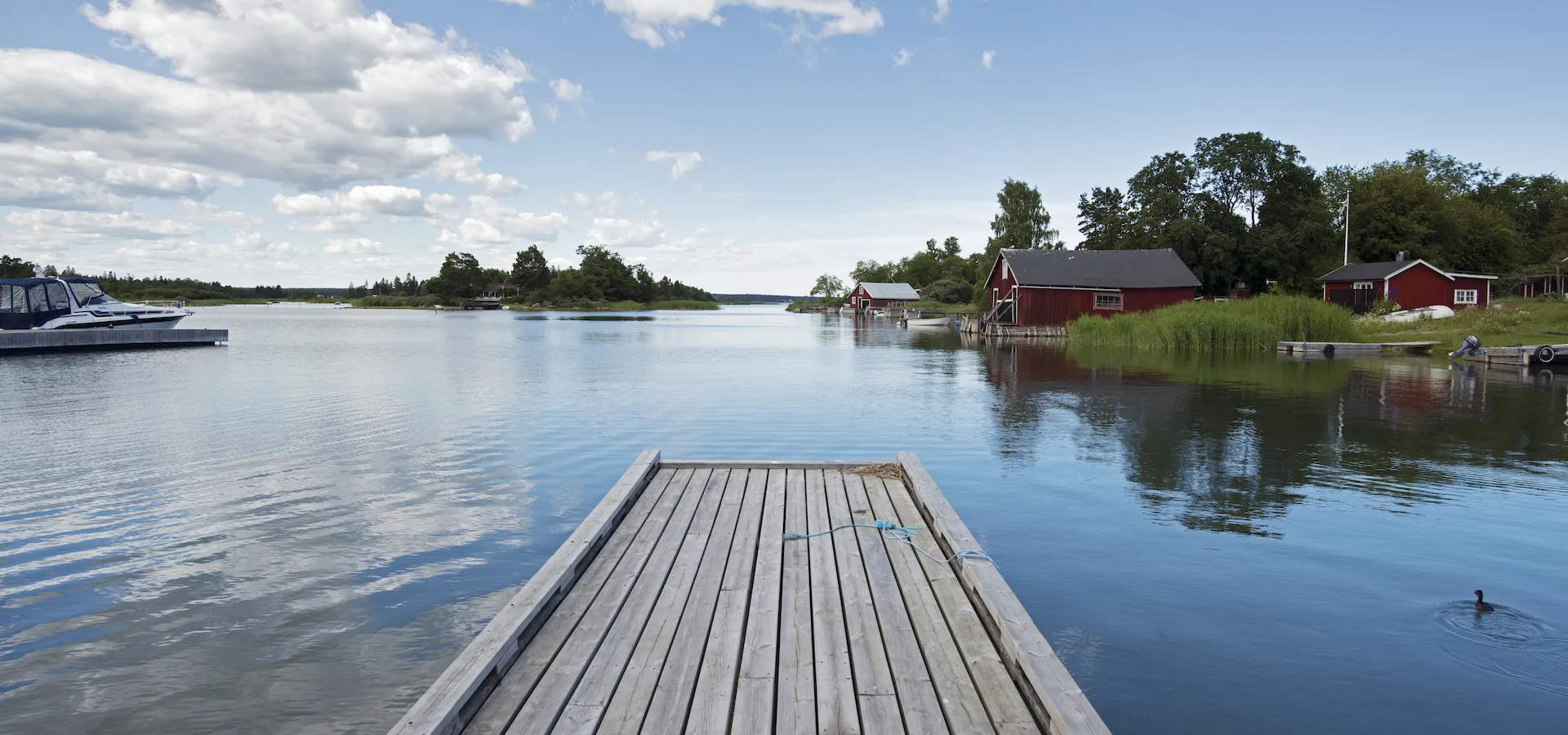 Brygga löper ut i havet