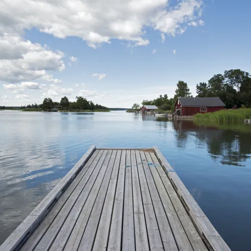 Brygga löper ut i havet