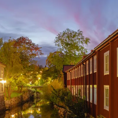 Gamla fina gula och röda trähus vid kanalen i Västerås - Foto Shutterstock / VisitTo.