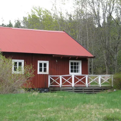 Altan vid röd stuga