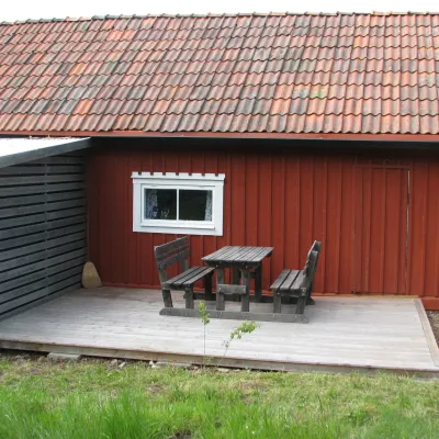 Altan vid röd stuga