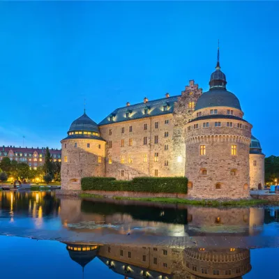 Medieval Orebro Castle reflecting in water in the evening, Orebro, Sweden - Foto Shutterstock / VisitTo.jpg