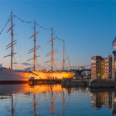 Tradional sailing vessel at sunset in the harbour of Gothenburg, Sweden, Europe Foto - Shutterstock / VisitTo