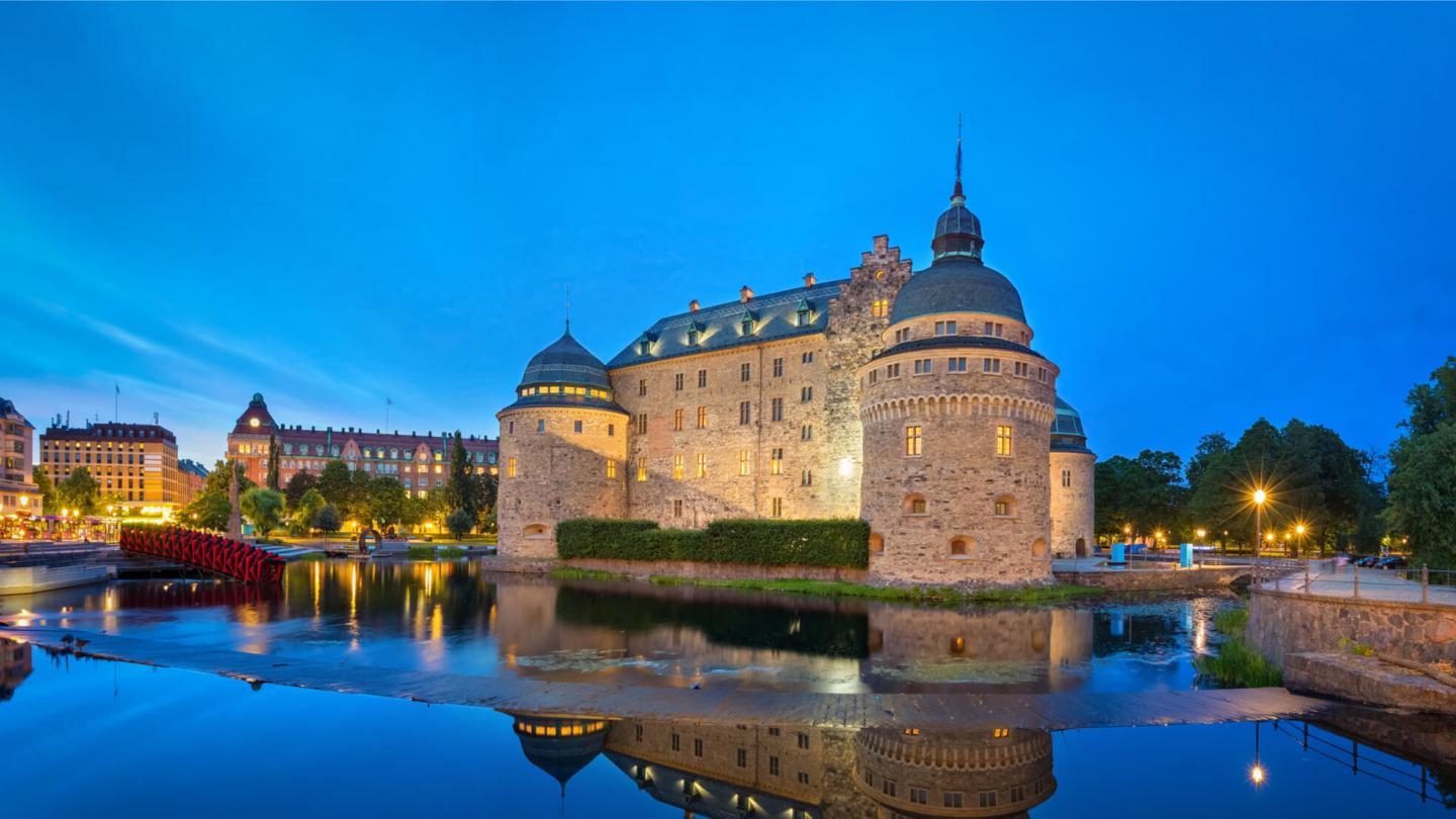 Medieval Orebro Castle reflecting in water in the evening, Orebro, Sweden - Foto Shutterstock / VisitTo.jpg