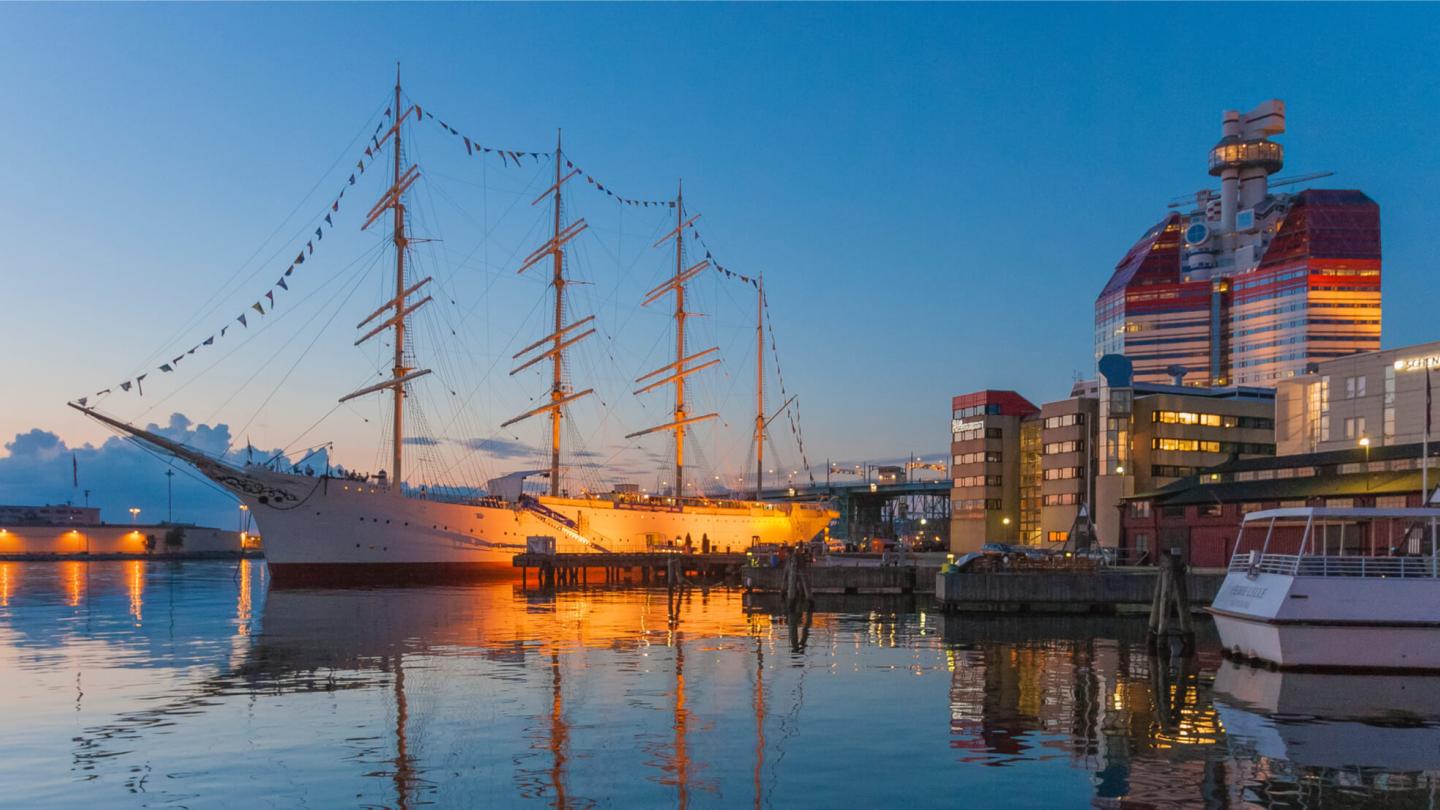 Tradional sailing vessel at sunset in the harbour of Gothenburg, Sweden,Europe Foto Shutterstock - VisitT