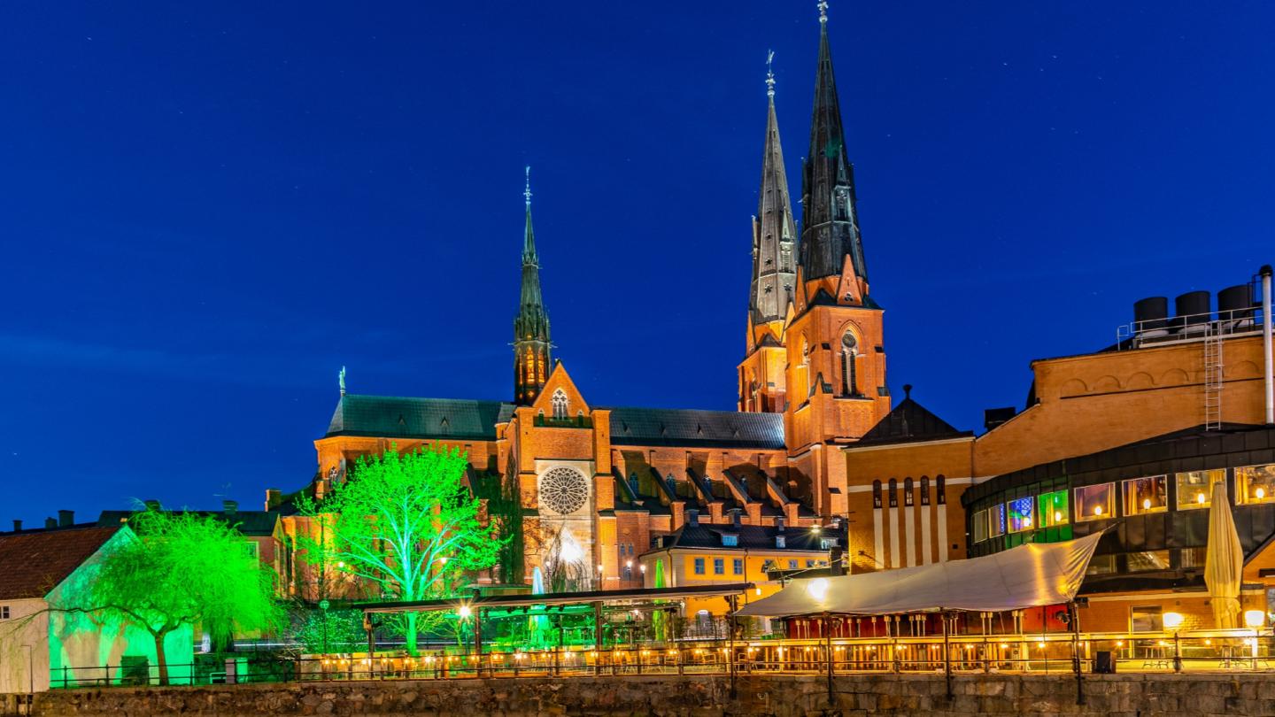 Uppsala en kväll med utsikt över Kyrkan - Foto Shutterstock / VisitTo